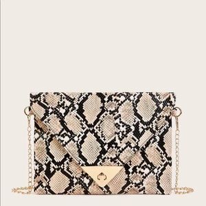 ‫Twist Lock Snakeskin Print Chain Bag